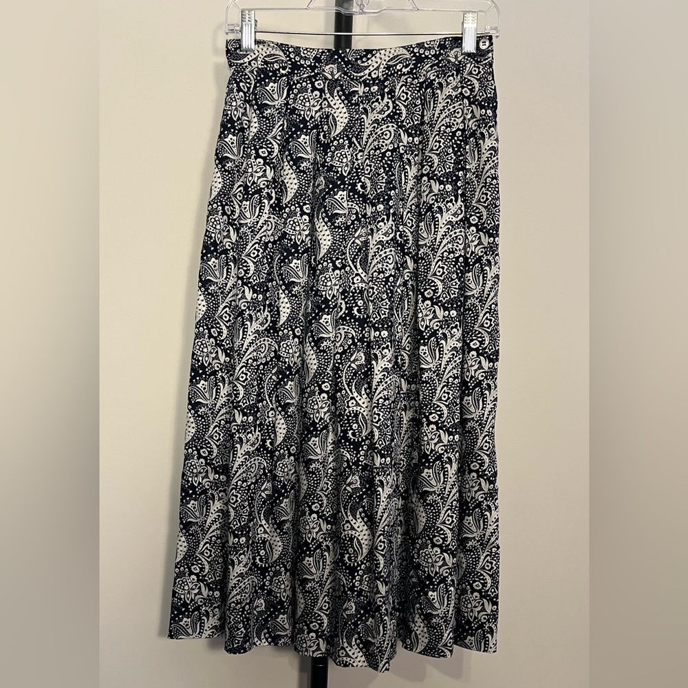 Liz Claiborne Paisley Midi Skirt Navy Blue White Size 6 Petite - Picture 3 of 7